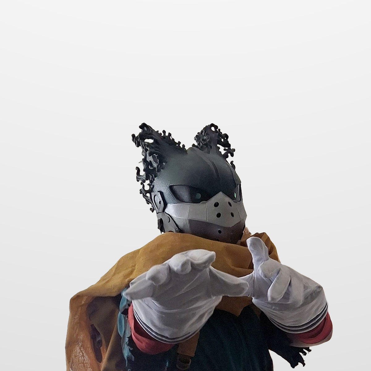 Cosplayer posing in the Dark Deku helmet with white gloves